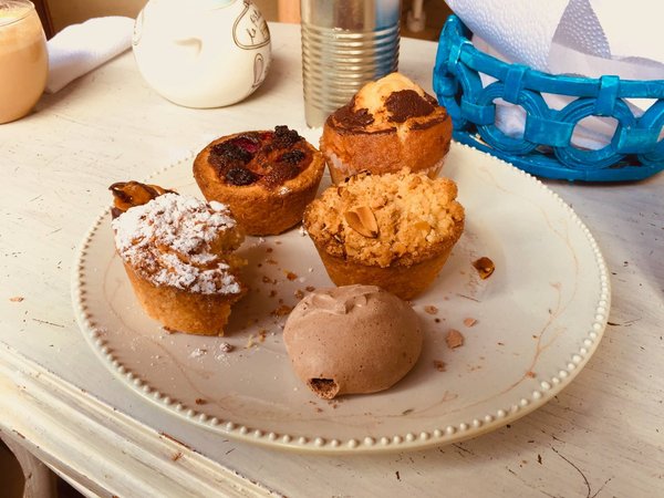 How to Bake a Luxurious Chocolate Velvet Cake with a Rich Ganache?