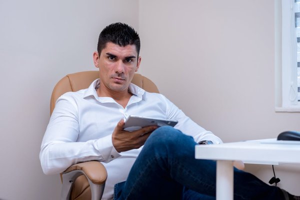 What's the Best Way to Wear a Fitted Denim Shirt Under a Business Suit?