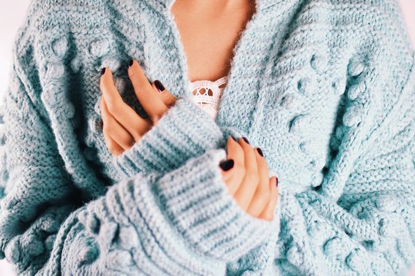 How to Pick the Right Cashmere Cardigan for Layering in a Corporate Setting?